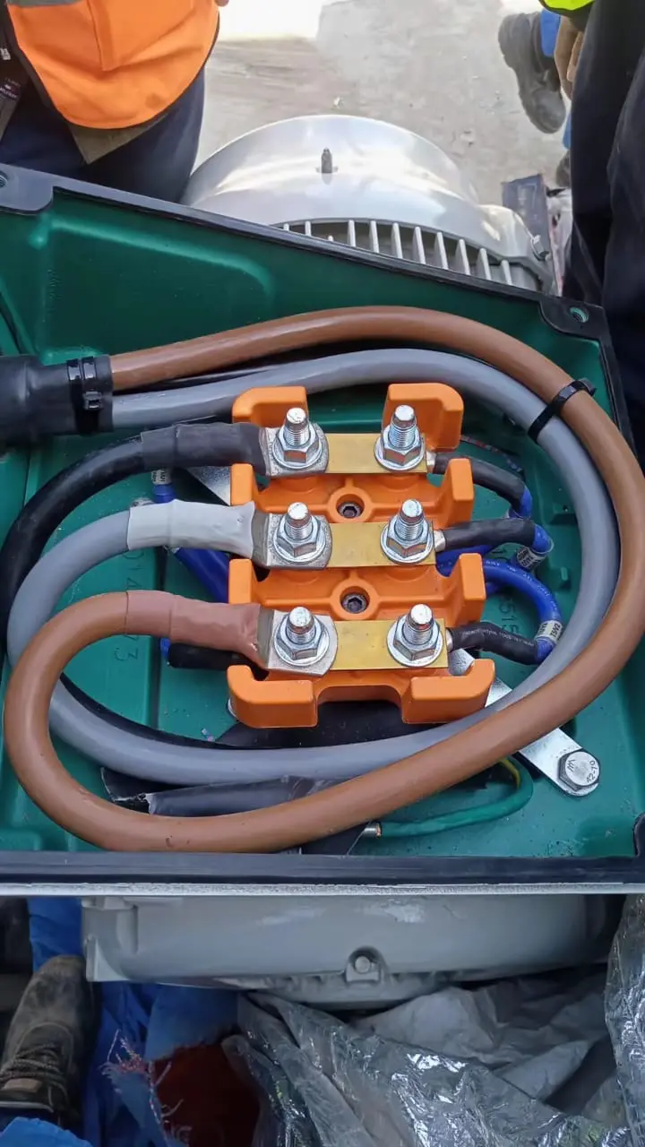 Motor terminal box with cables connected
