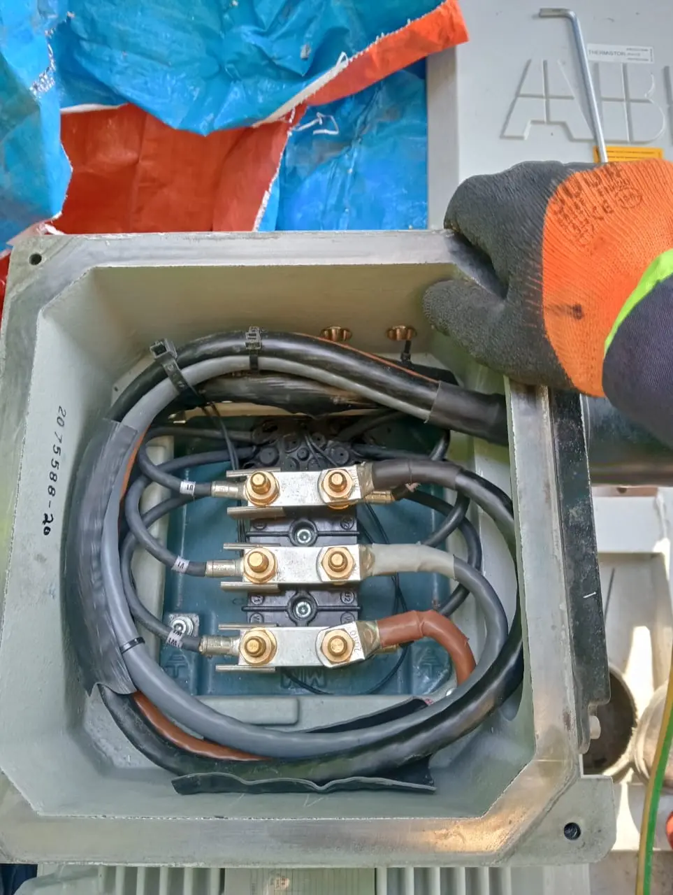 Motor terminal box with heavy cables terminated