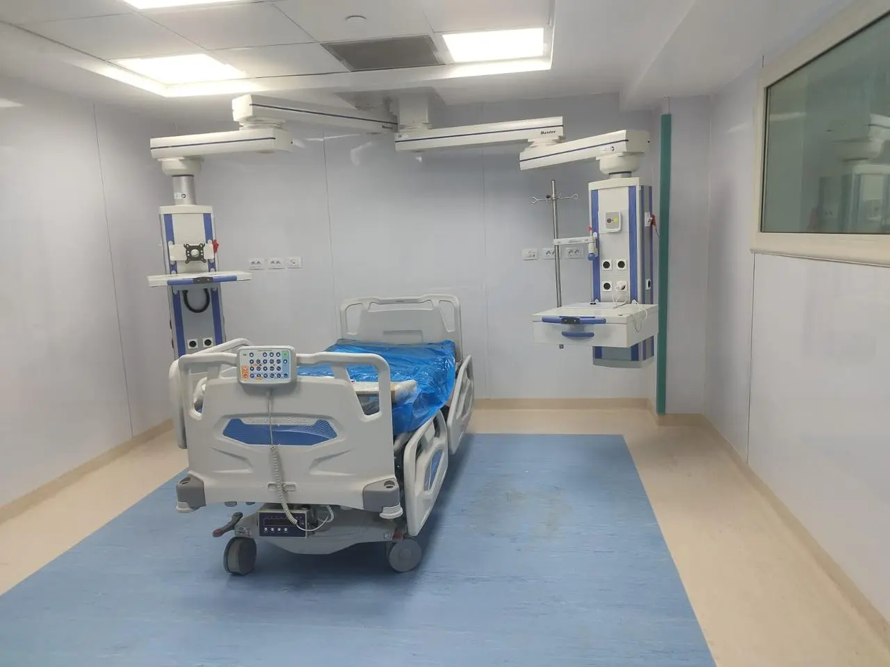 Patient room fitted with medical gas and power outlets