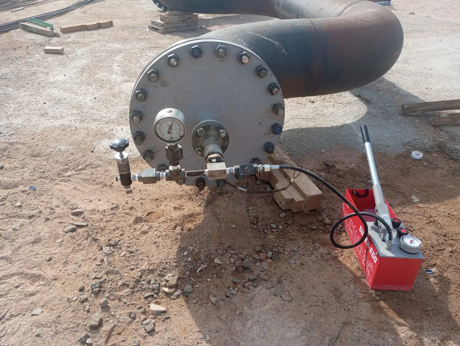 Pipe spool blinded and pressurised for a hydrotest