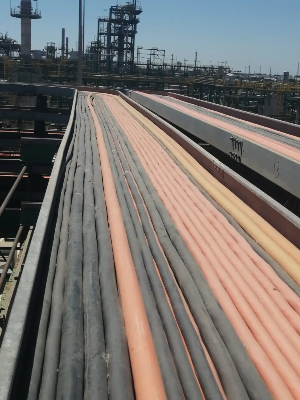 Power cables laid in parallel along a cable tray