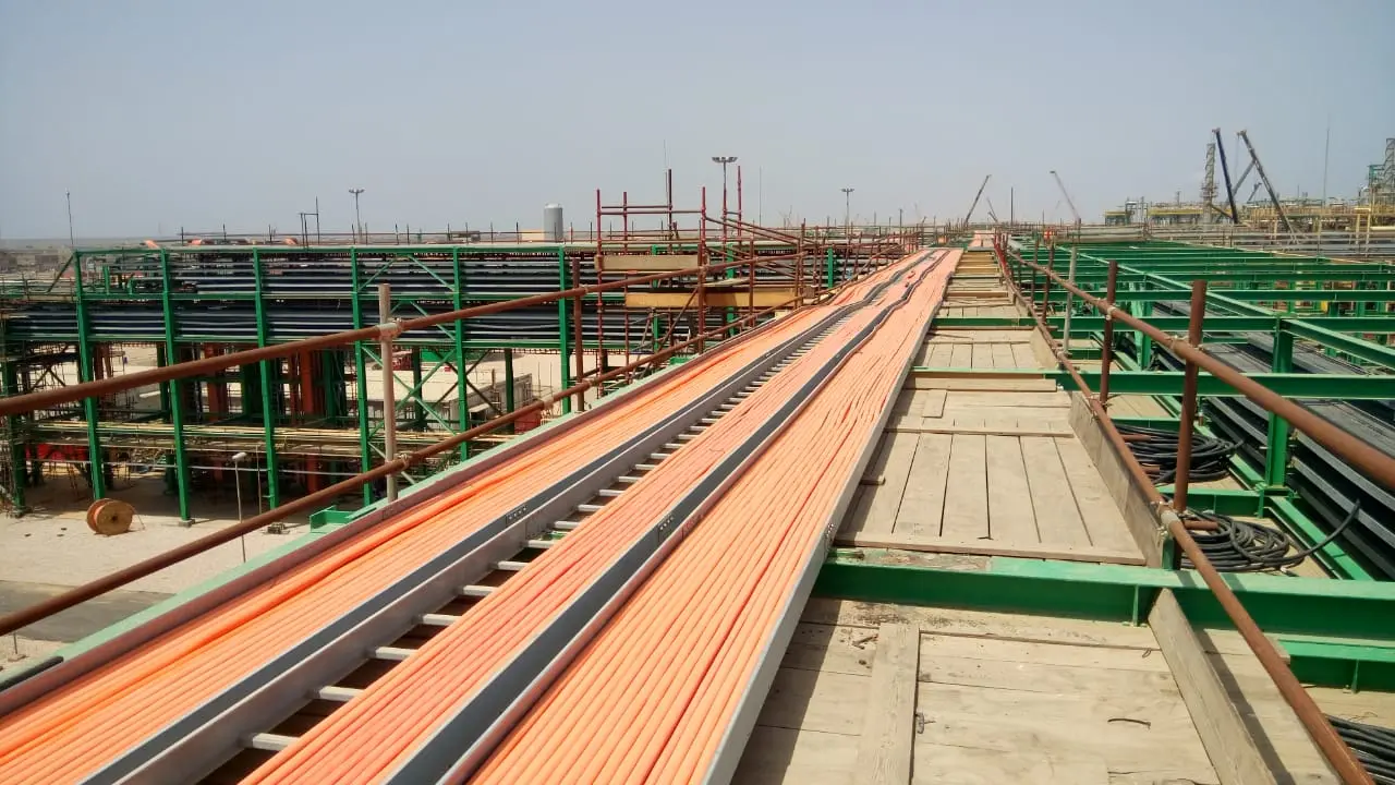 Long cable rack carrying power and instrument cables