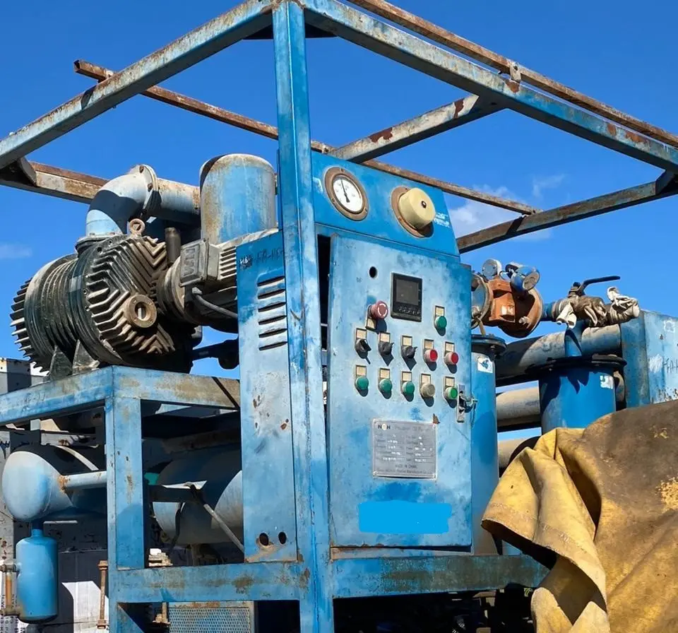 Mobile transformer oil purification unit with its control panel and gauges